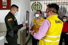 Emru-de-la-mano-con-la-comunidad-3