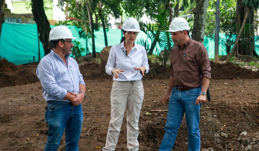 Gerente de la EDRU, director del DAGMA y alcalde de Cali realizan recorrido por los parques que se van a revitalizar.