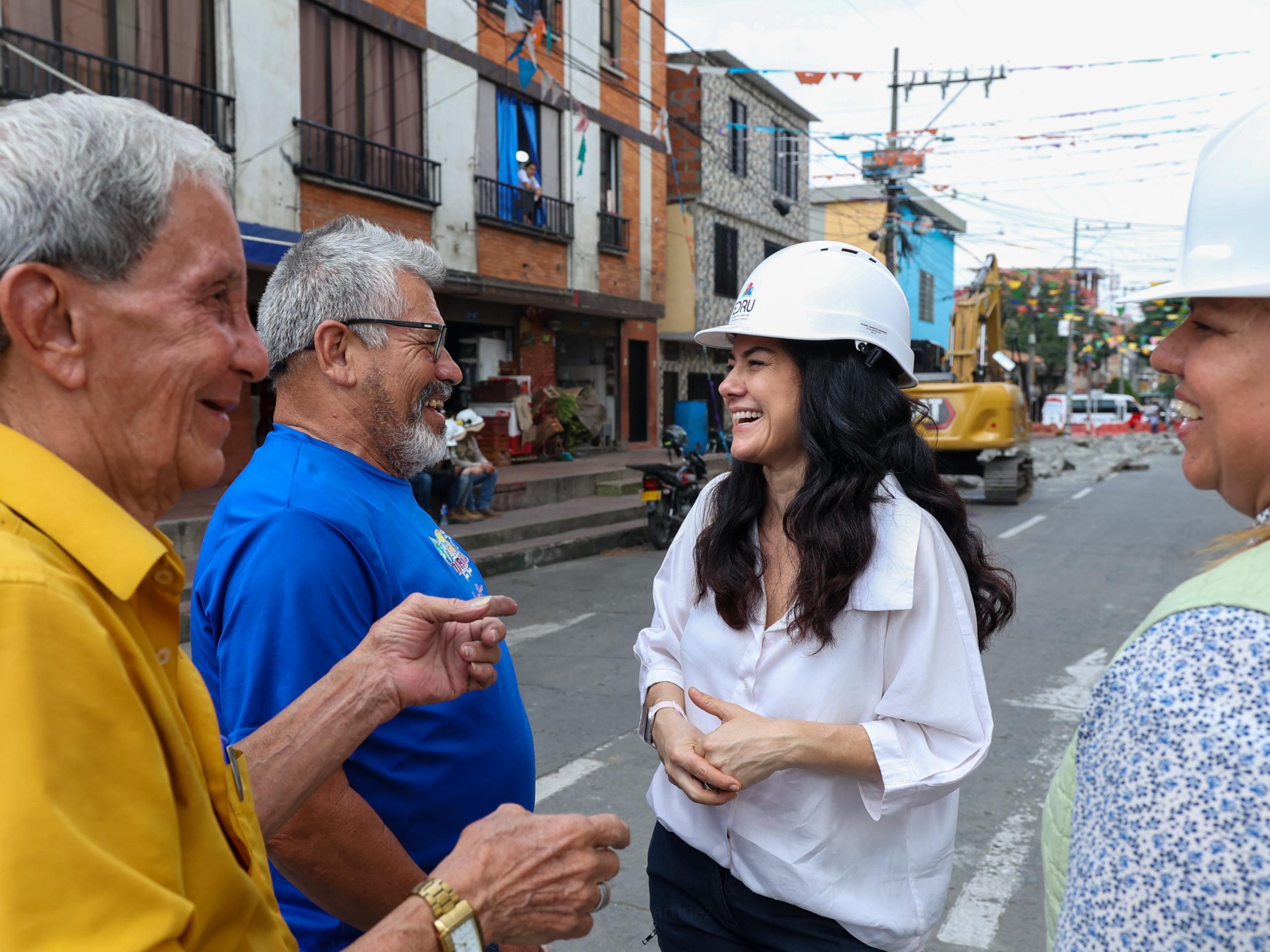 Gerente de la EDRU habla con la comunidad en el barrio Obrero.