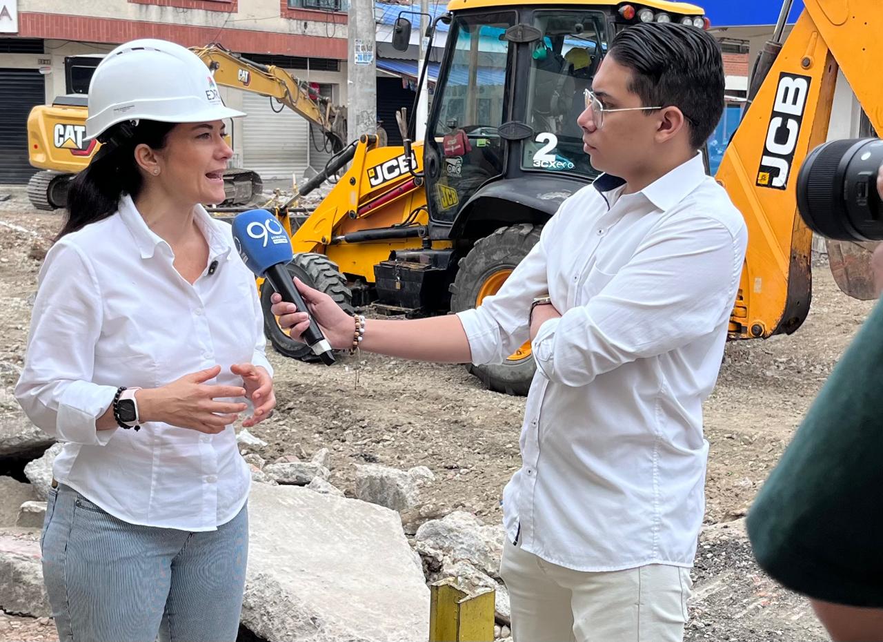 La gerente de la EDRU, Raquel Garavito, responde en una entrevista preguntas sobre el proyecto del barrio Obrero.