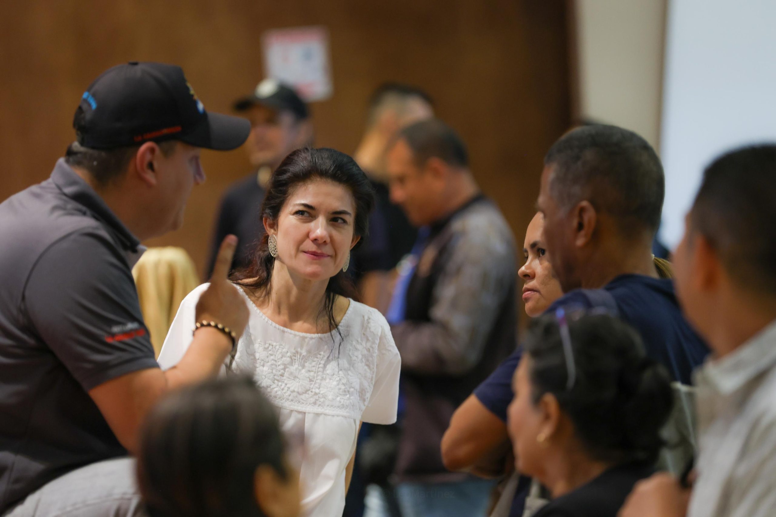 Gerente de la EDRU habla con los comerciantes de la Galería Alameda.