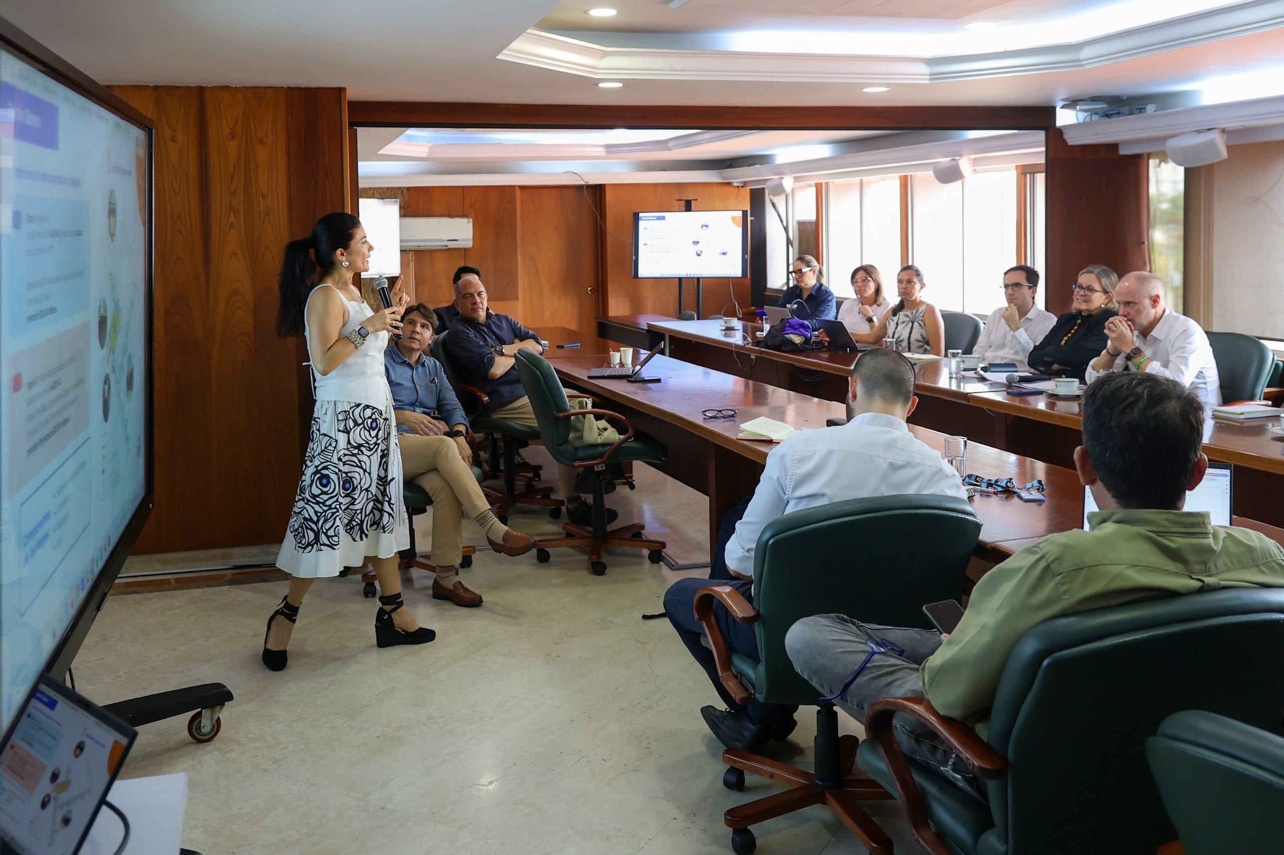 Banco Mundial entregó informe final de asistencia técnica a la EDRU y al Distrito de Santiago de Cali