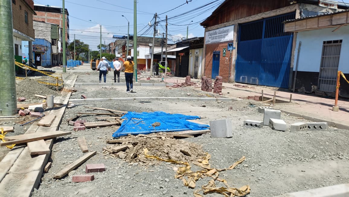 Conductor invade obra del Barrio Obrero haciendo caso omiso a cerramientos: EDRU